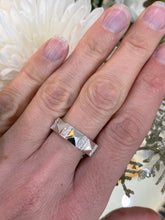 Load image into Gallery viewer, 18K White Gold and Diamond Pyramid Band