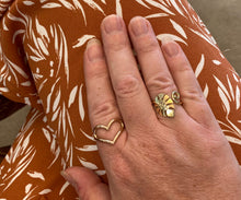 Load image into Gallery viewer, Curly Leaf Yellow Gold Ring