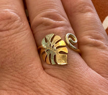 Load image into Gallery viewer, Curly Leaf Yellow Gold Ring