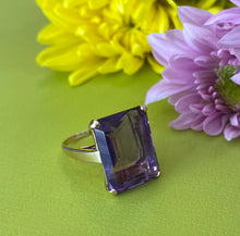 Load image into Gallery viewer, Vintage Yellow Gold Amethyst Cocktail Ring