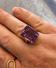 Load image into Gallery viewer, Vintage Yellow Gold Amethyst Cocktail Ring