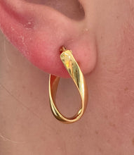 Load image into Gallery viewer, Yellow Gold Twisted Oval Hoops