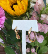 Load image into Gallery viewer, Yellow Gold Twisted Oval Hoops