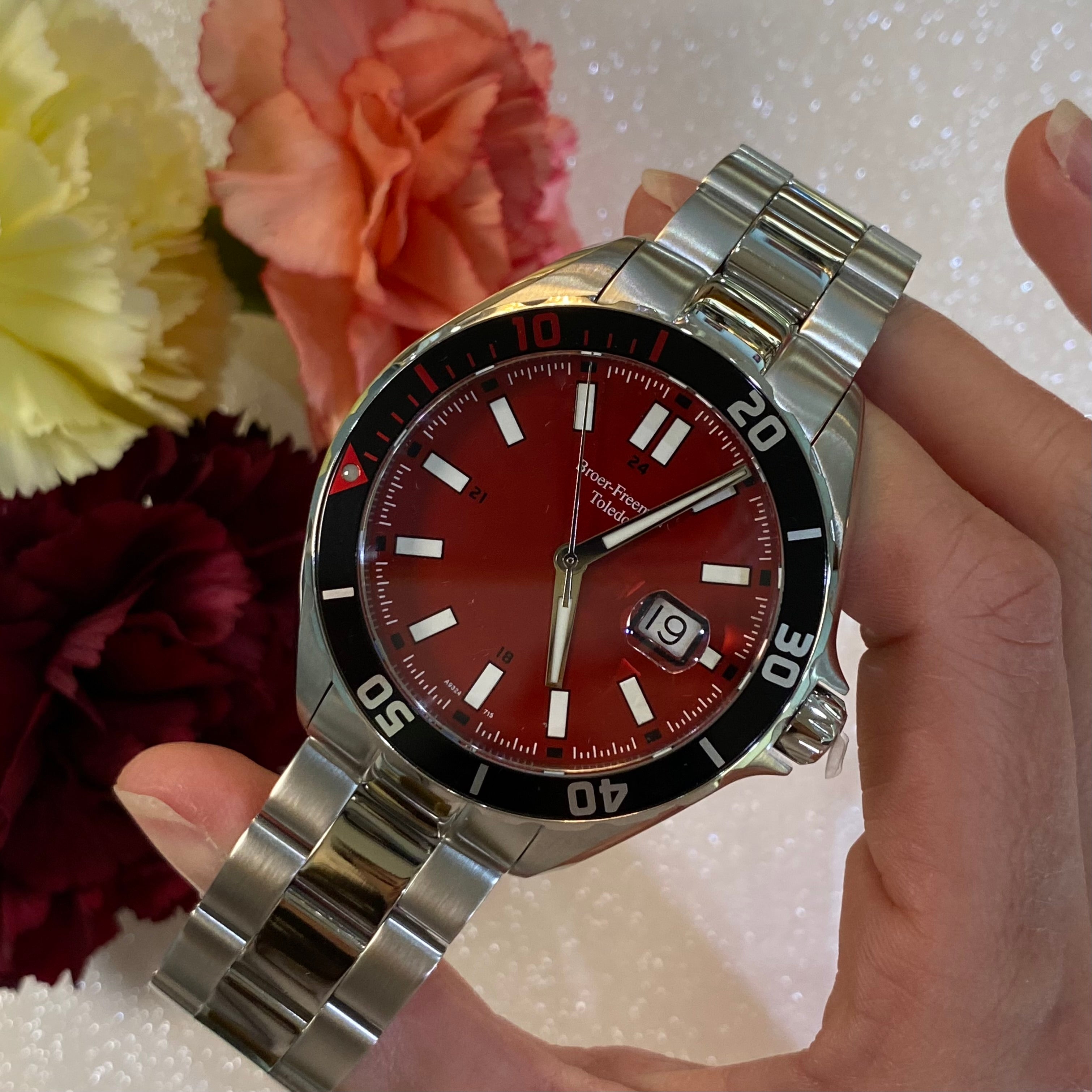 Scarlet Dial Black Accent Silver Toned Bracelet Diver's Watch