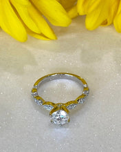 Load image into Gallery viewer, Platinum Round Diamond and Oval Band Engagment Ring