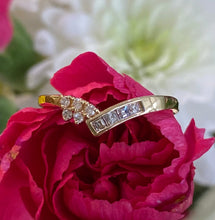 Load image into Gallery viewer, Vintage Yellow Gold V Multi Diamond Band Ring