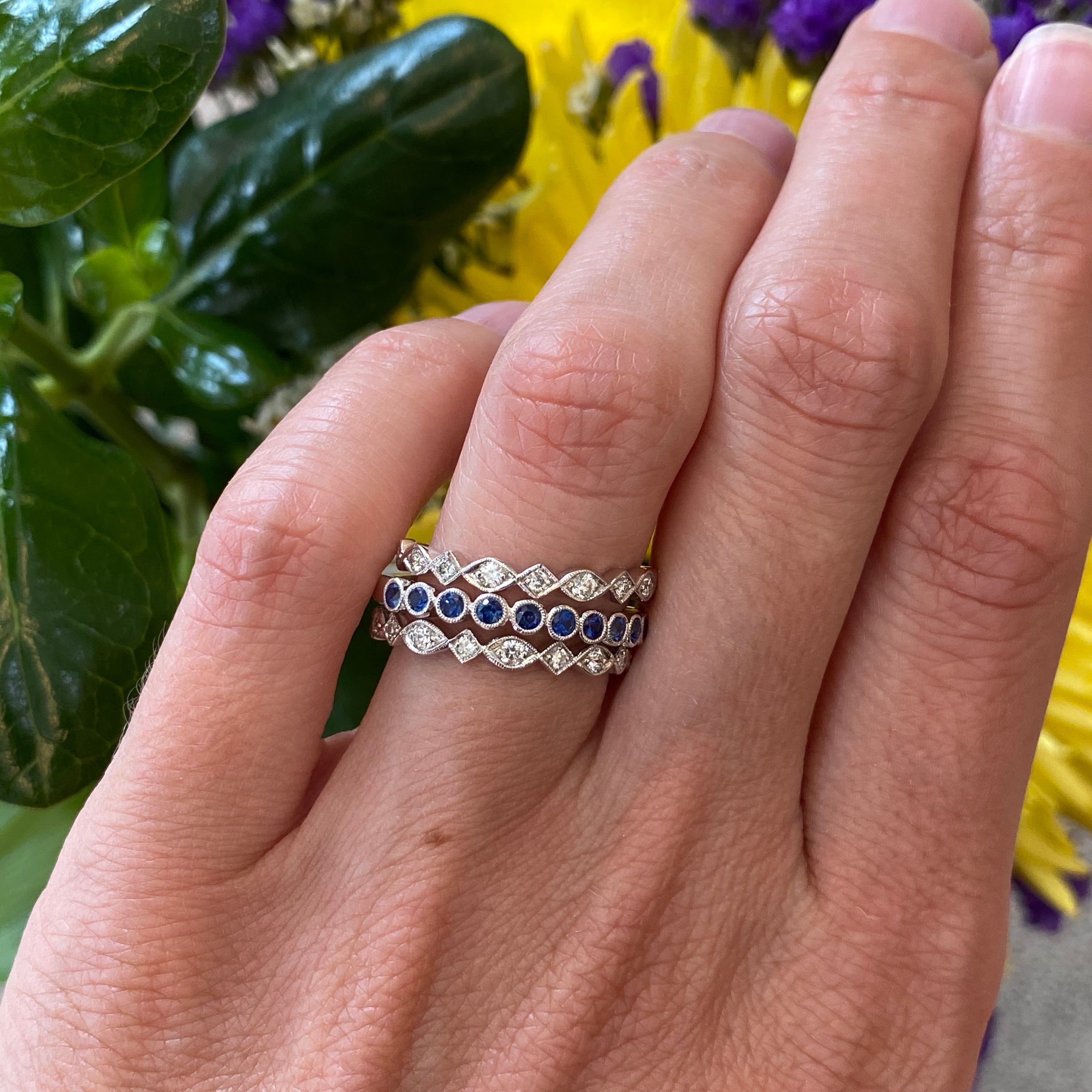 Vintage style scalloped diamond band