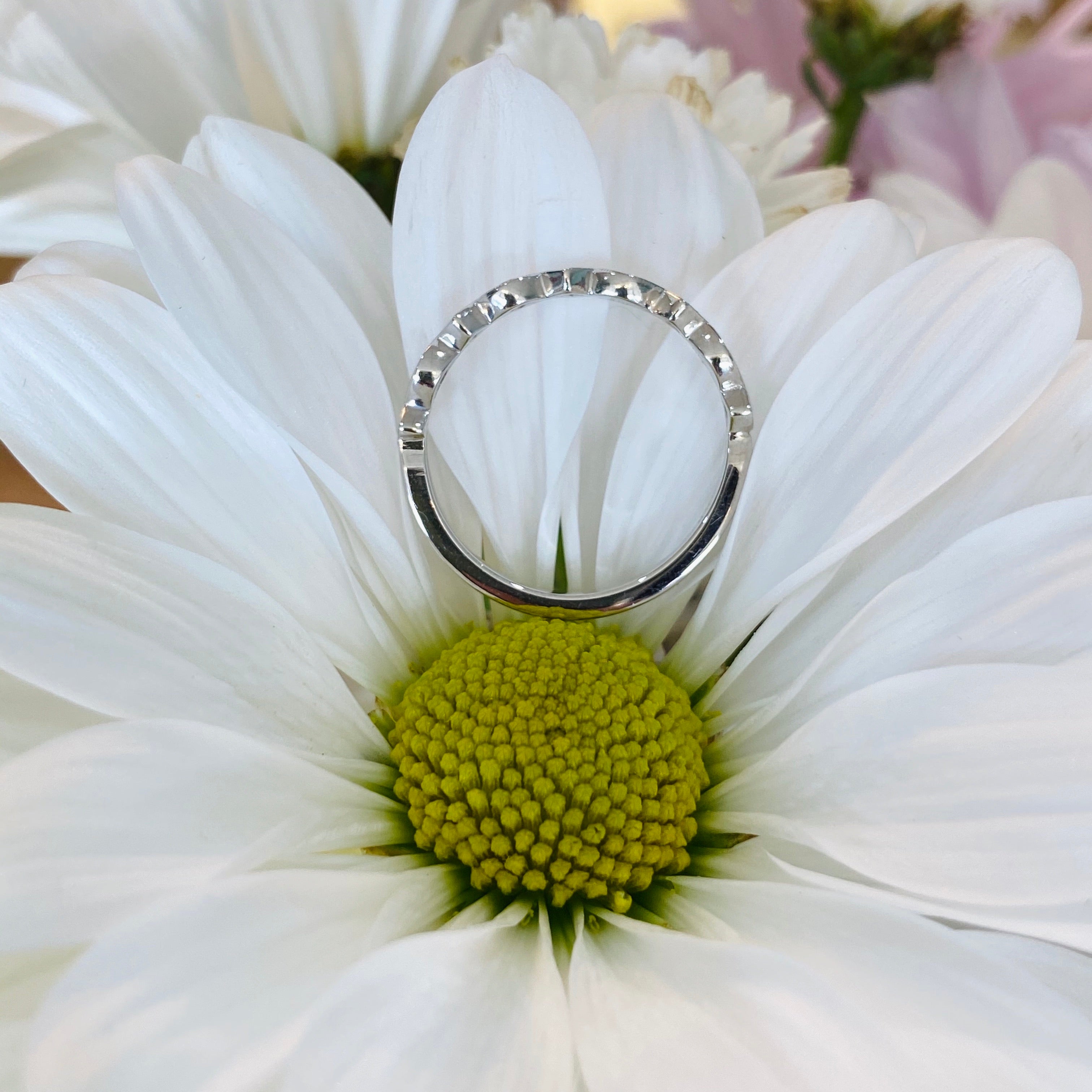 Vintage style scalloped diamond band