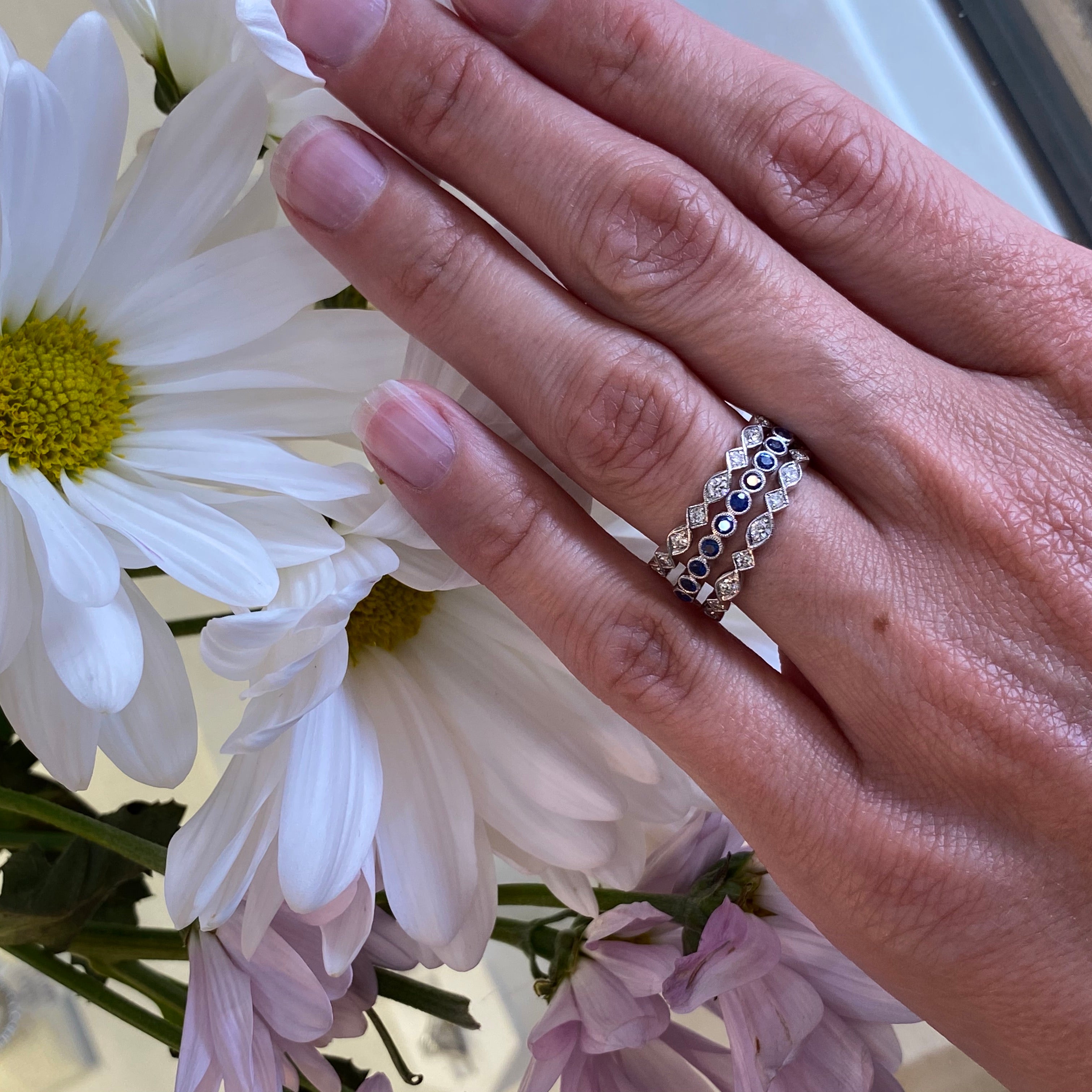 Vintage style scalloped diamond band