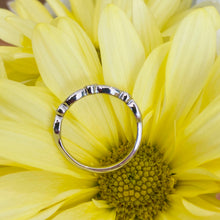 Load image into Gallery viewer, White gold scalloped diamond ring