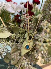 Load image into Gallery viewer, Vintage Trillion Cut London Blue Topaz Necklace in Yellow Gold
