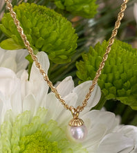 Load image into Gallery viewer, Vintage Pearl Pendant Necklace
