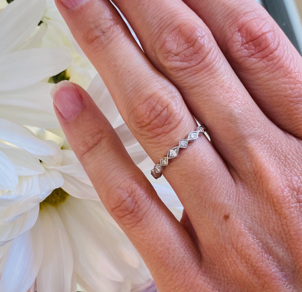 Vintage style scalloped diamond band