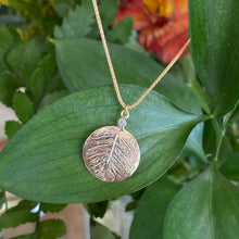 Load image into Gallery viewer, Leaf Print &amp; Diamond Necklace in Yellow Gold

