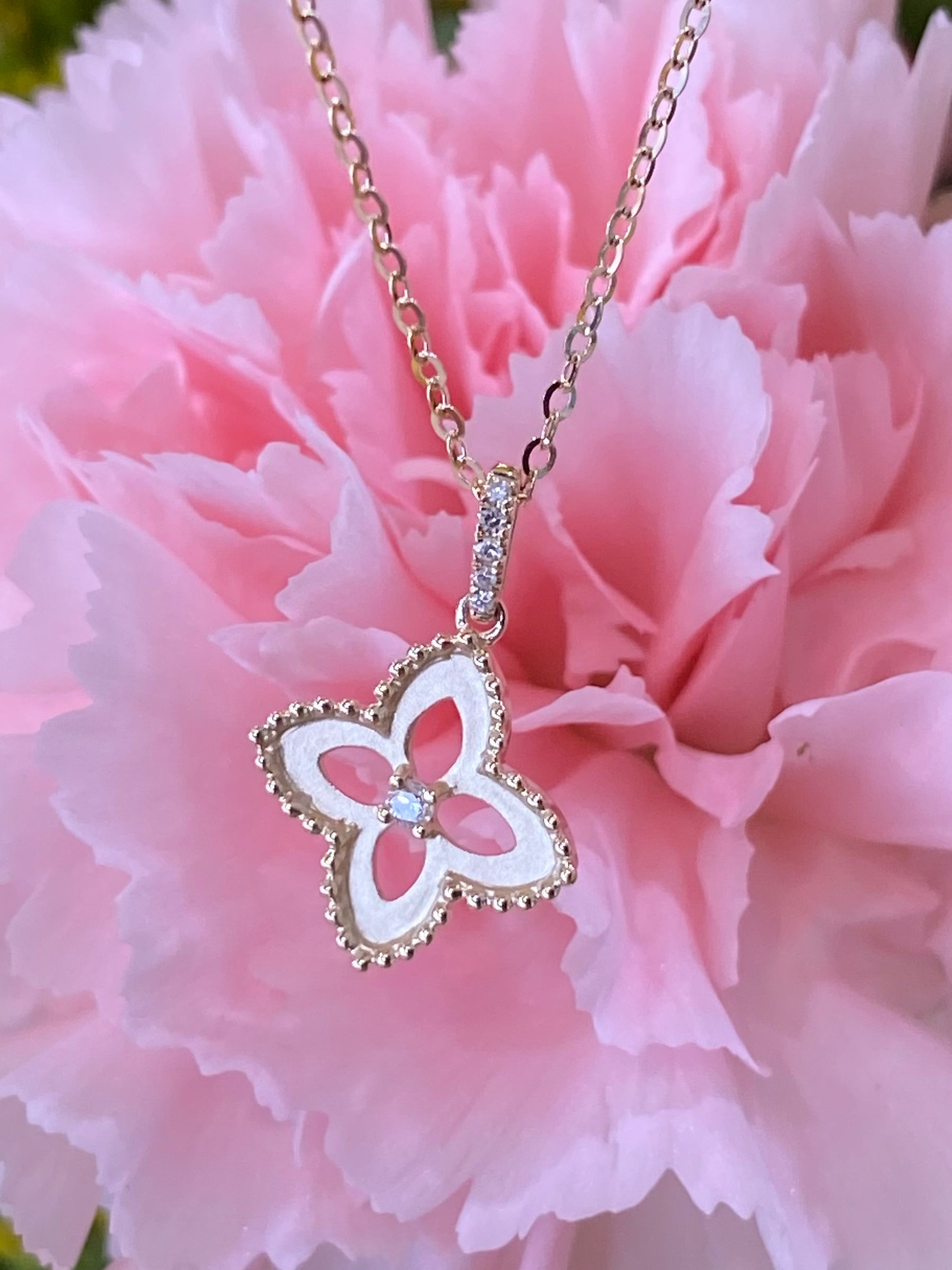 The Perfect Yellow Gold Necklace with Diamonds