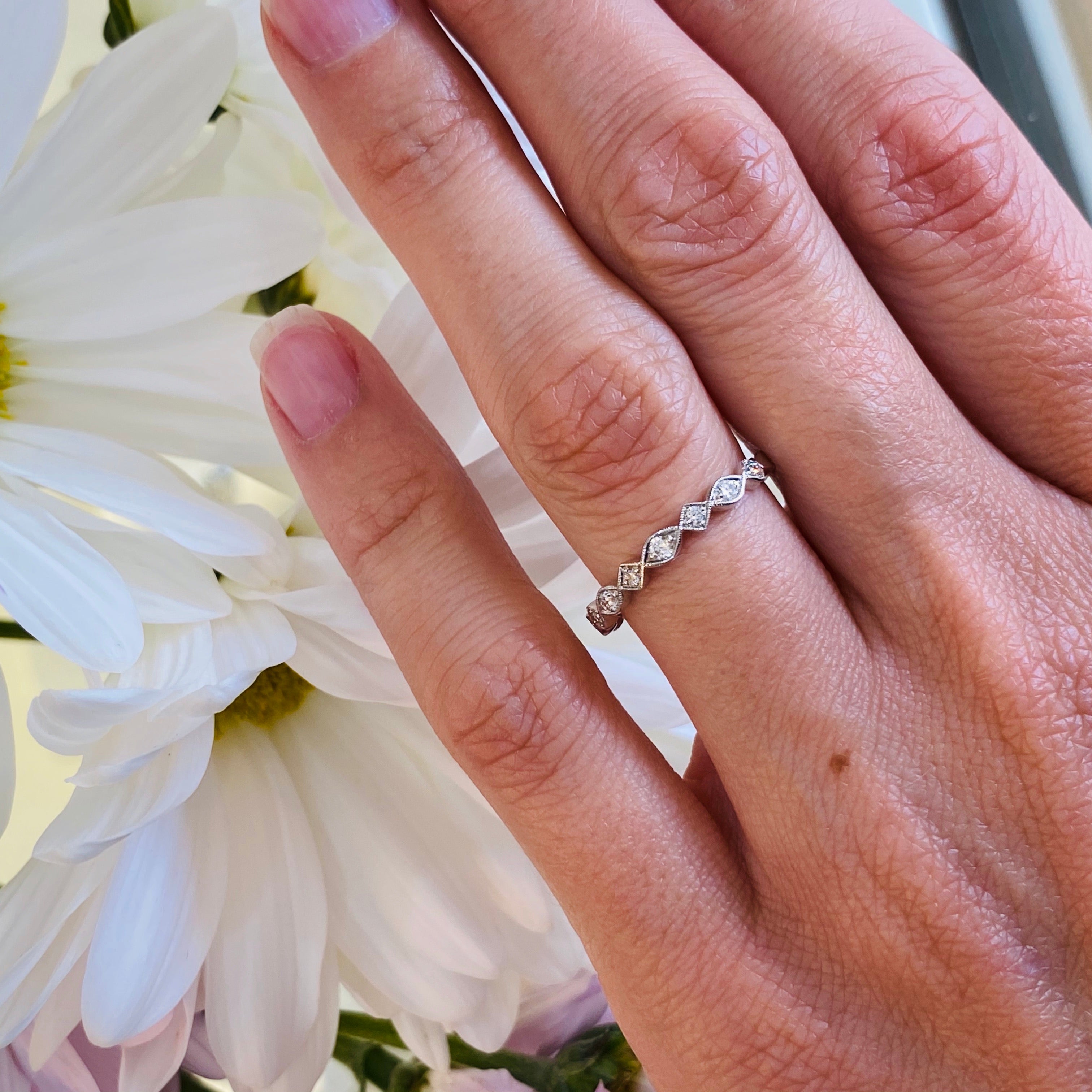 Vintage style scalloped diamond band