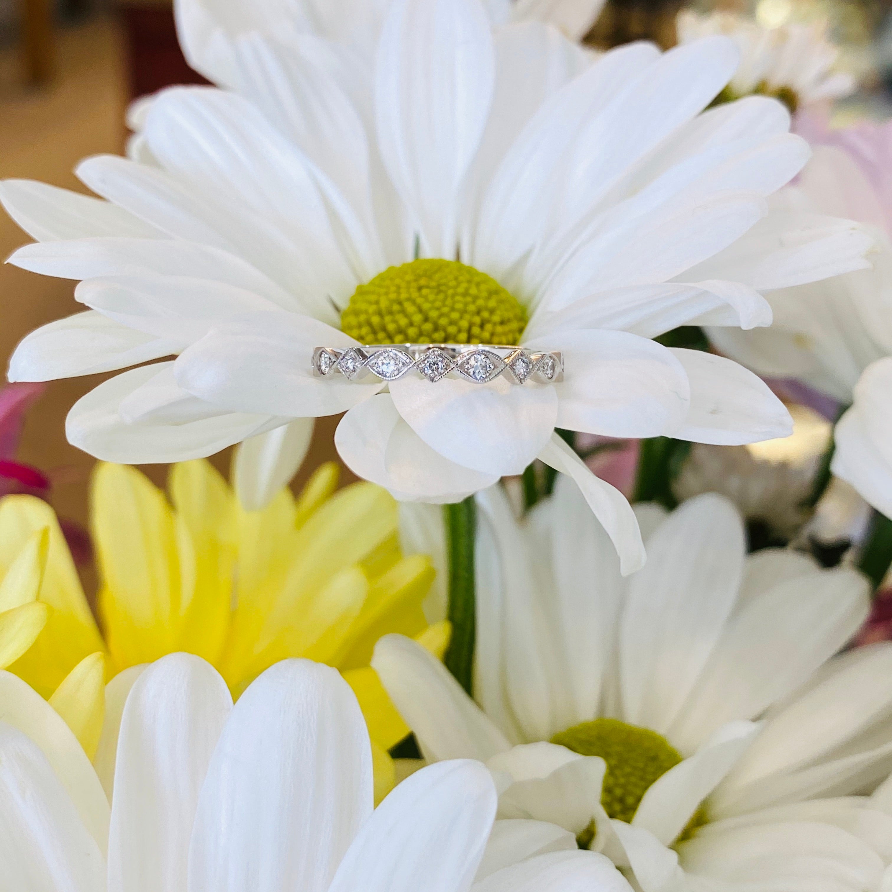 Vintage style scalloped diamond band