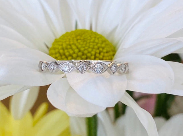 Vintage style scalloped diamond band